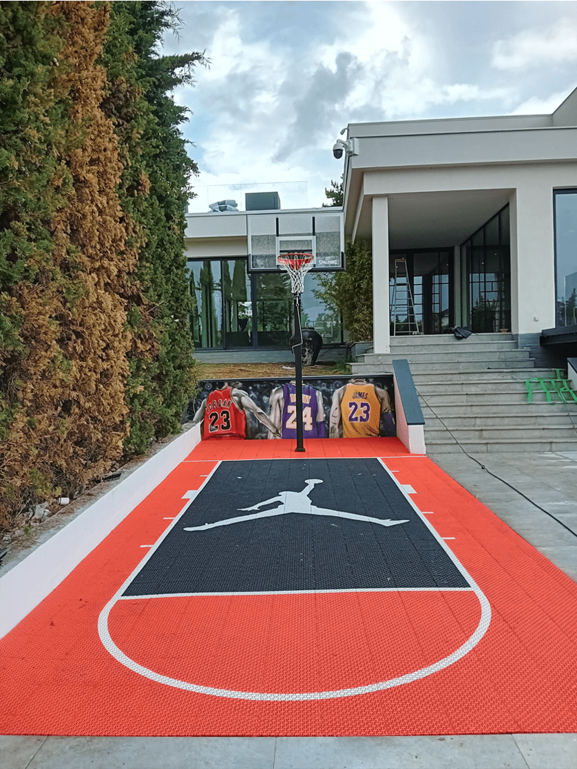 15_jordan_autres image du terrain de notre client floqué avec le logo Jordan, parfait pour un match de basket