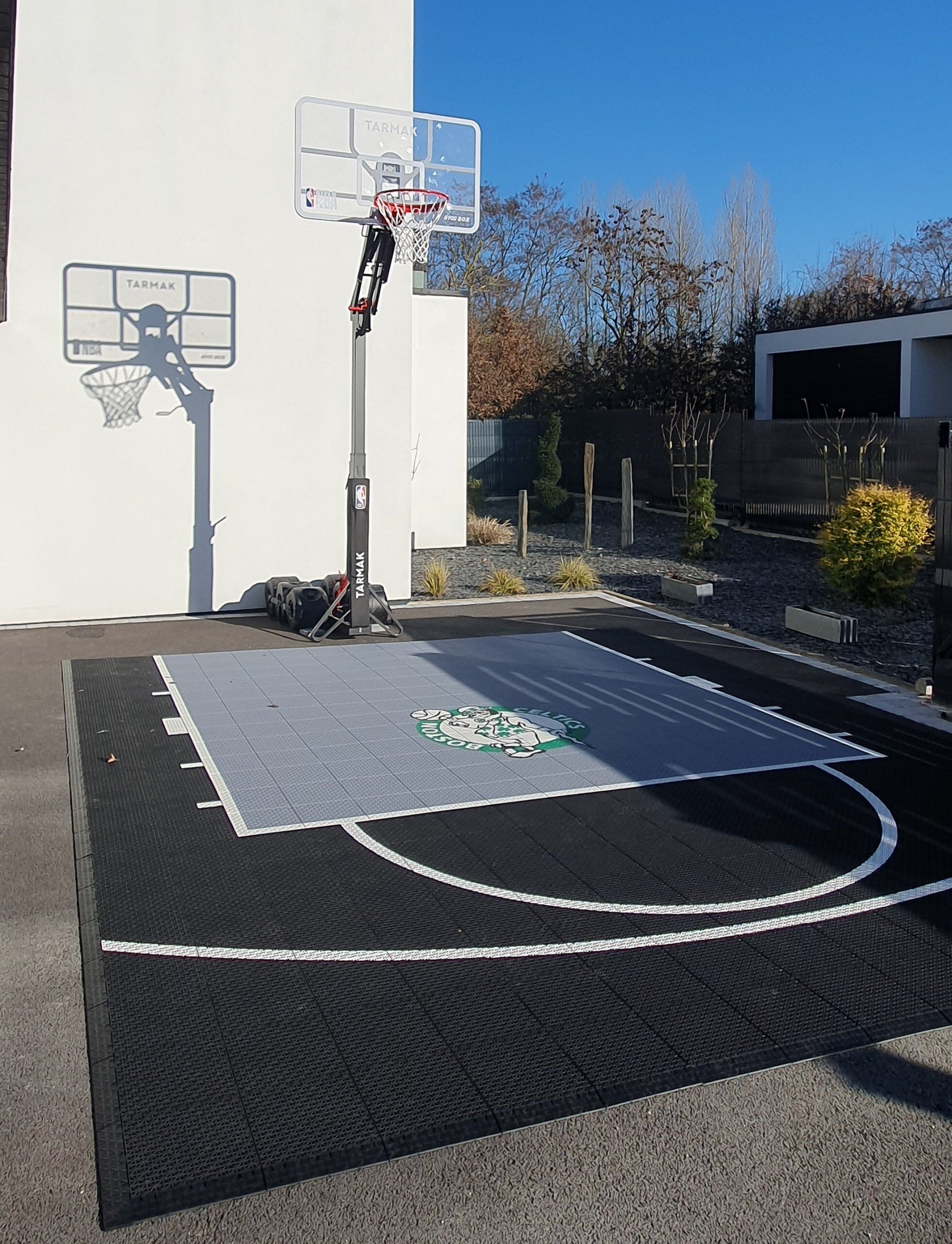2_Boston.Celtics_autres image du terrain de notre client floqué avec le logo des Boston Celtics, parfait pour un match de basket
